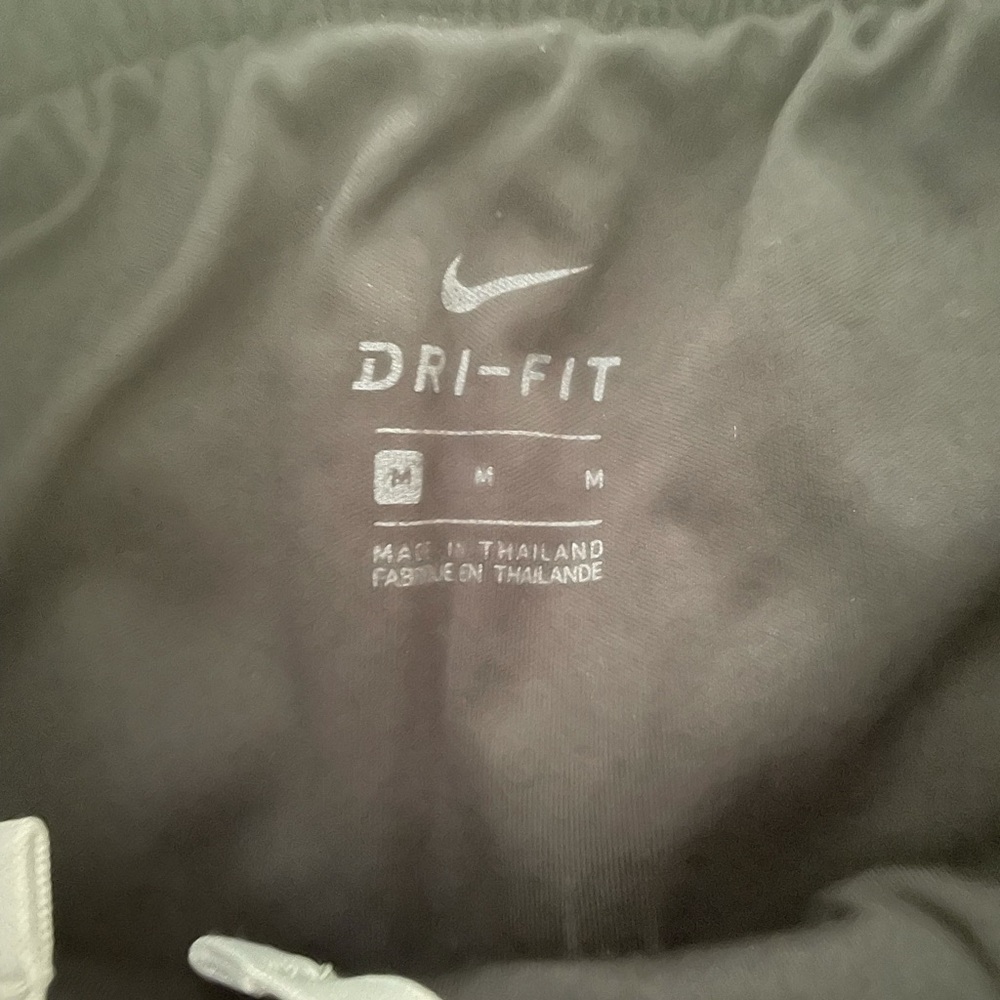 Nike girls running shorts - Picture 2 of 2